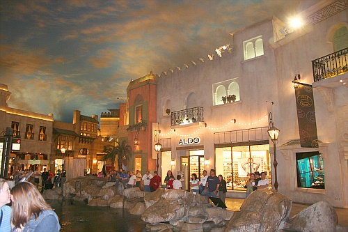 Eine mediterrane Einkaufspassage